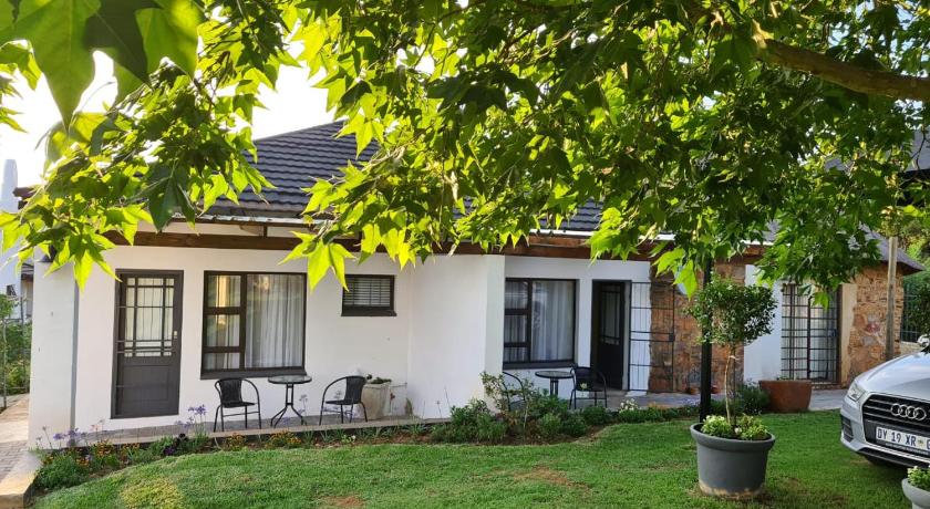 a yard with a house and some trees, Steenkoppies semi self catering apartment in Magaliesburg