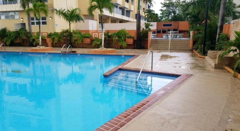 Beautiful remodeled condominiun with an impecable view to the beach and city avenues walk distance t photo