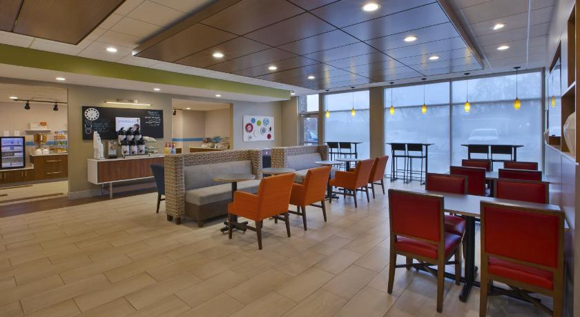 Holiday Inn Express & Suites Parkersburg East