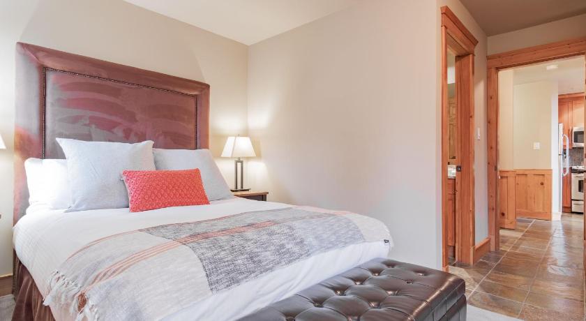 Wildwood Lodge by Outpost Whistler — Hotel in Whistler (BC)