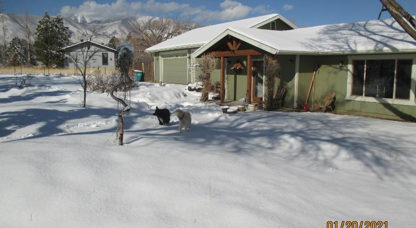 Peaks Wildernest House Bed and Breakfast - Vaccinations Required photo