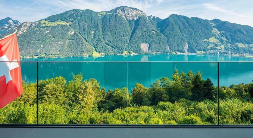 Exklusives Chalet mit traumhafter See- und Bergsicht — Hotel in Seelisberg