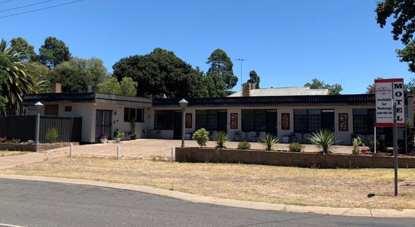 Kings Avenue Motel photo