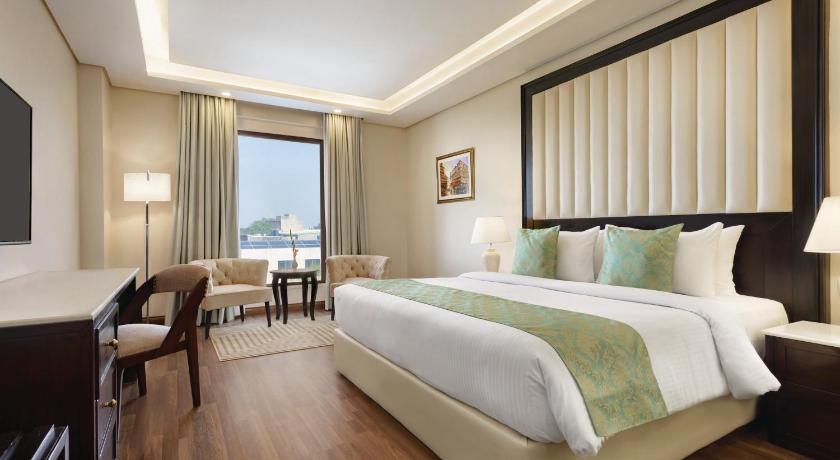 Image of 1 King Bed, Deluxe Room, Smoking 0