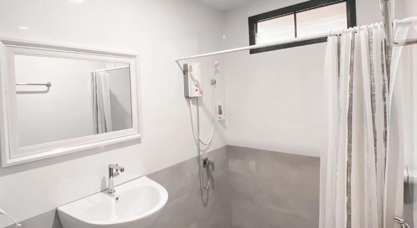 a bathroom with a sink, toilet and bathtub, Sunee View Hotel in Chachoengsao