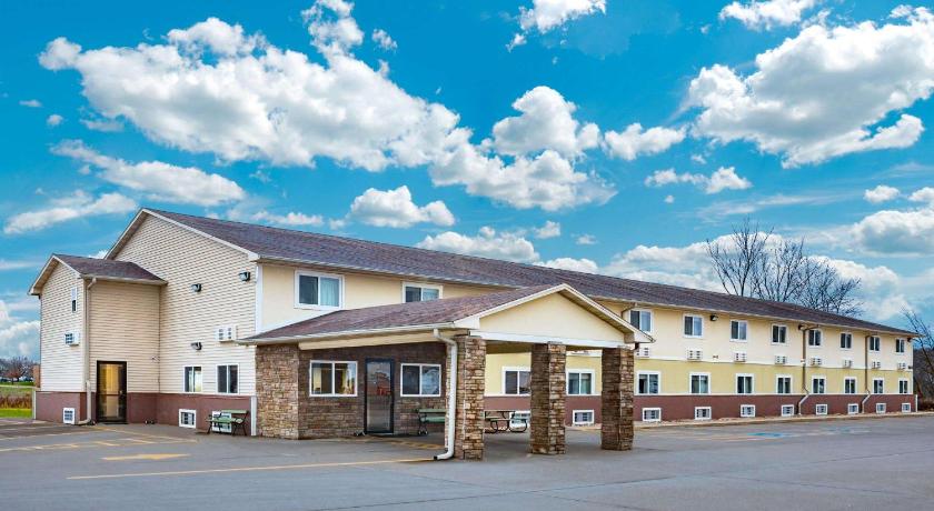 Super 8 By Wyndham Fort Madison photo