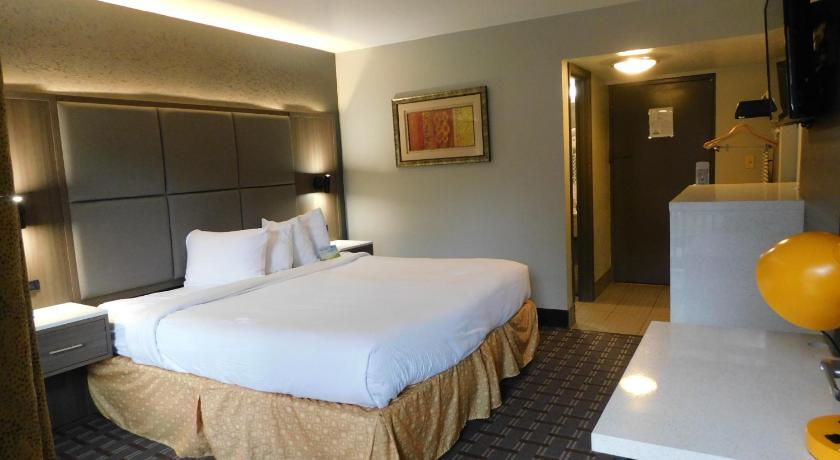 Image of 1 King Bed Deluxe Room Non-Smoking 3