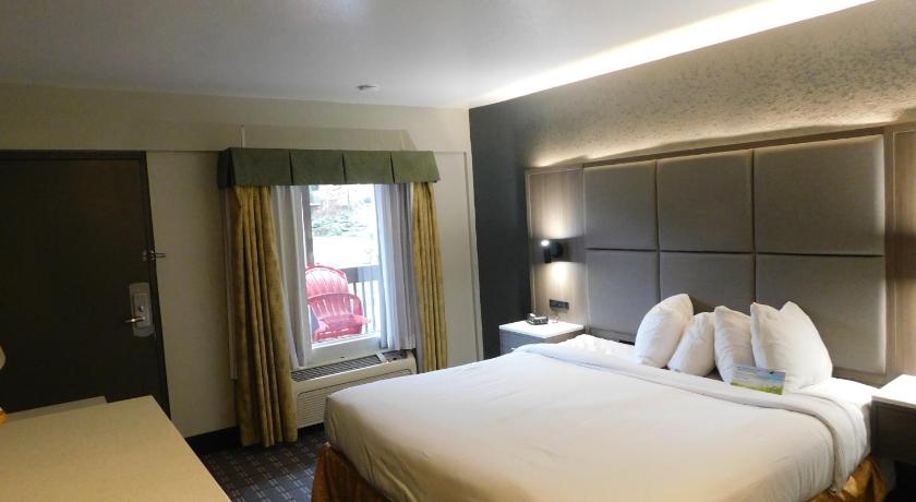Image of 1 King Bed Deluxe Room Non-Smoking 0