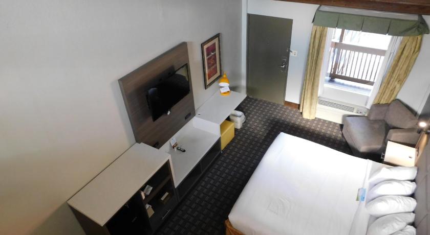 Image of 2 Queen Beds and 1 King Bed, Loft Suite, Non-Smoking 7