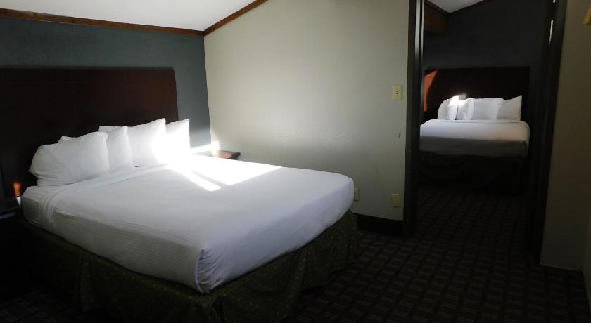 Image of 2 Queen Beds and 1 King Bed, Loft Suite, Non-Smoking 6