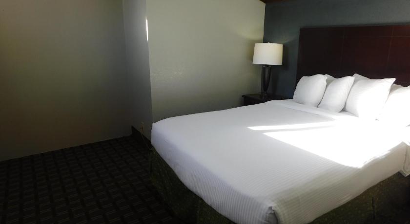 Image of 2 Queen Beds and 1 King Bed, Loft Suite, Non-Smoking 8