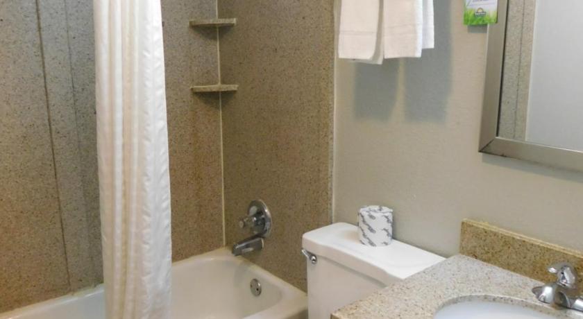 Image of 2 Queen Beds and 1 King Bed, Loft Suite, Non-Smoking 2