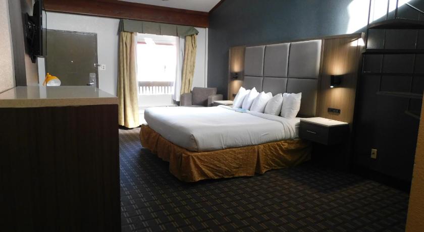 Image of 2 Queen Beds and 1 King Bed, Loft Suite, Non-Smoking 0