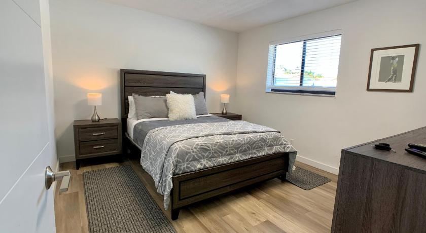 a bedroom with a bed and a desk, Harbourside Flats in Fort Lauderdale (FL)