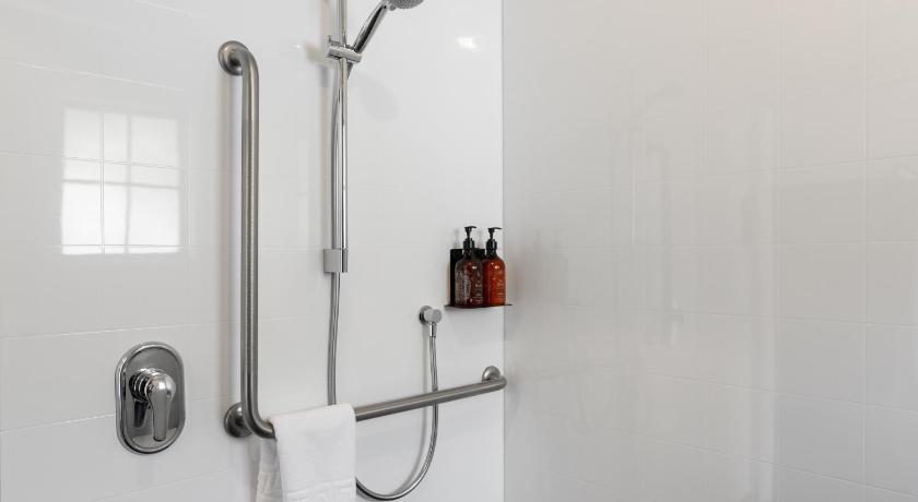 Image of Premium 1 King Bed with Lake View 2