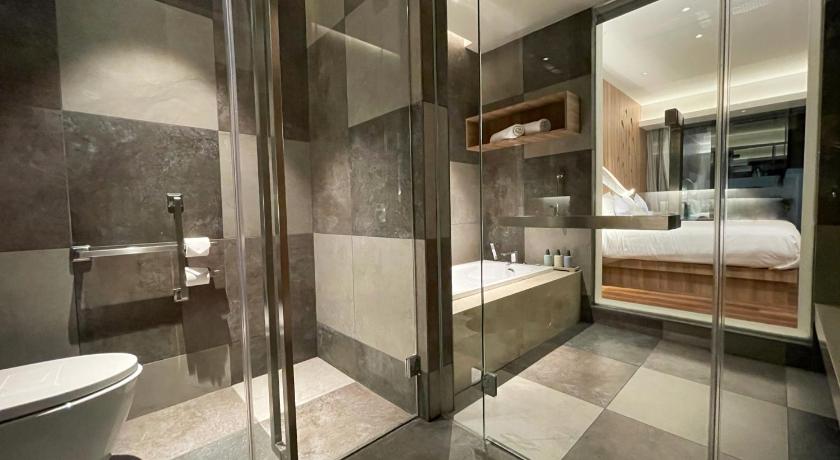 Image of Pool Access Executive Suite (Shared Pool) 2