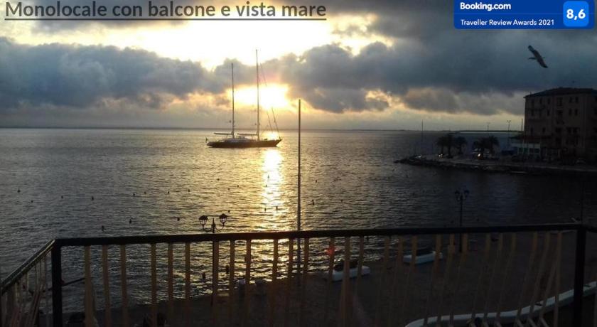 Ampio monolocale con balcone fronte mare