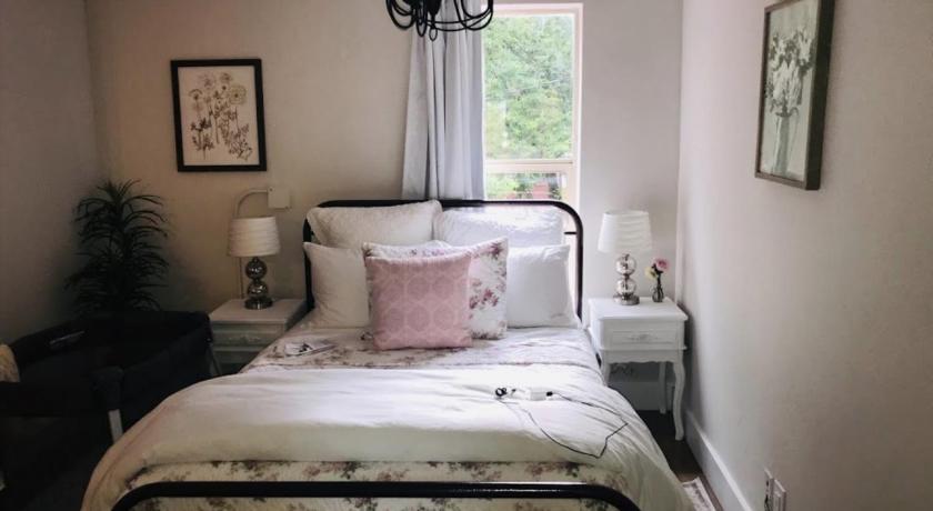 The Farmhouse Inn & Kitchen, 2 blocks from Downtown Whitefish, Montana photo