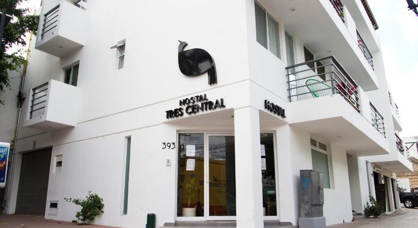 a white building with a sign on the front of it, Hostal Tres Central in Tuxtla Gutierrez