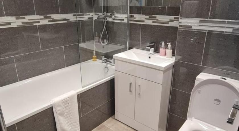 a bathroom with a toilet, sink, and bathtub, Zen Quality flats near Heathrow that are Cozy CIean Secure total of 8 flats group bookings available in London