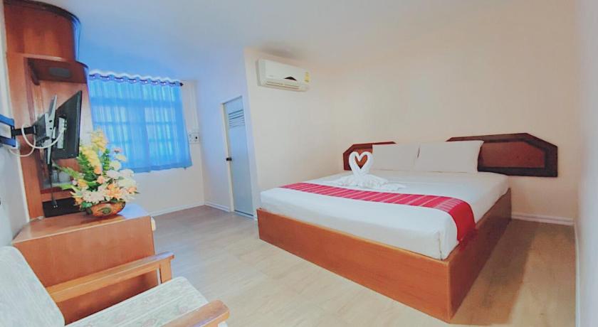 a bedroom with a bed and a desk, Imperial Sakon Hotel in Sakon Nakhon