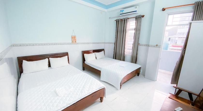 a bedroom with a bed and a desk, An Phat Motel in Quy Nhon (Binh Dinh)