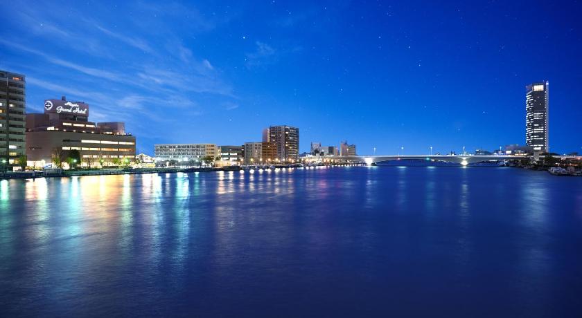 a city at night with a large body of water, Niigata Grand Hotel in Niigata