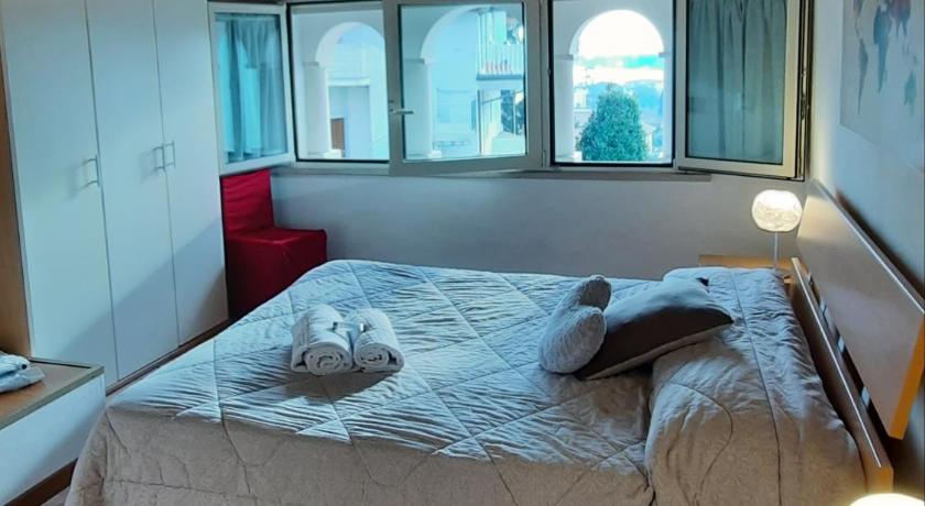 Appartamenti Esmera — Hotel in Desenzano Del Garda