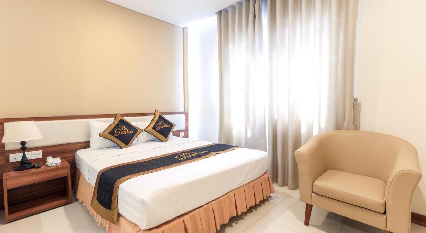 a hotel room with a bed, chair, and nightstand, Me Gustas Park View Hotel in Ho Chi Minh City