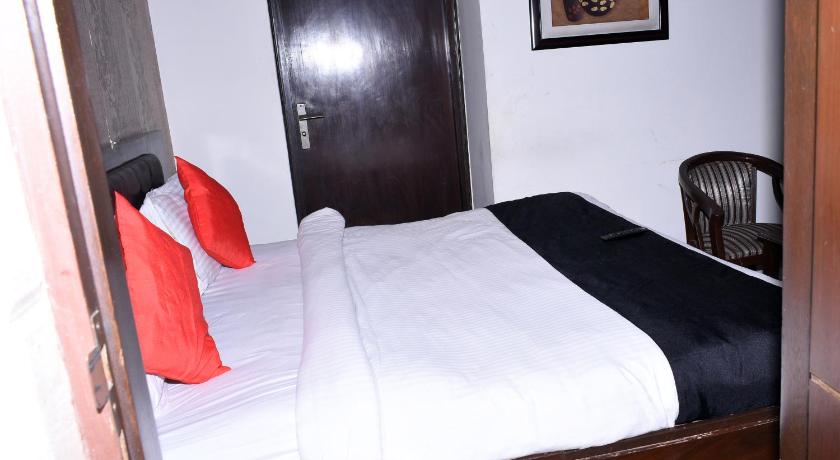 Hotel Flora Inn photo