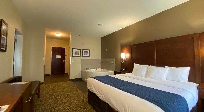 Foto Suite dengan 1 Ranjang King, Bebas Asap Rokok (1 King Bed, Suite, Nonsmoking) 0
