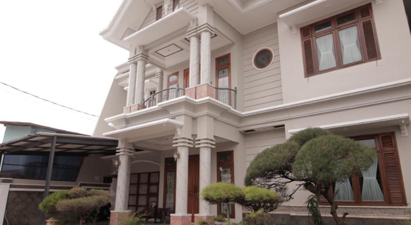 a large white house with a large window, Stay Inn Pasteur Bandung, Husein Sastranegara Airport in Bandung