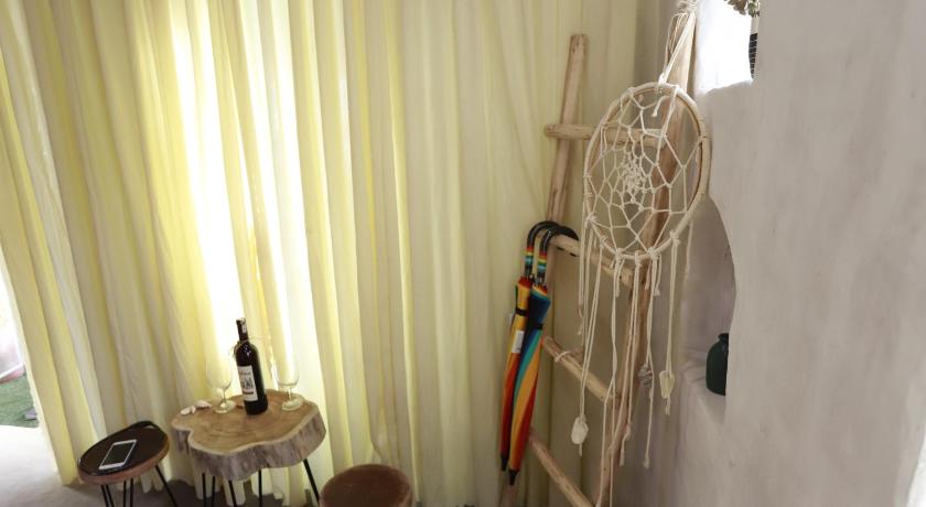 Image of Deluxe Studio Queen 4