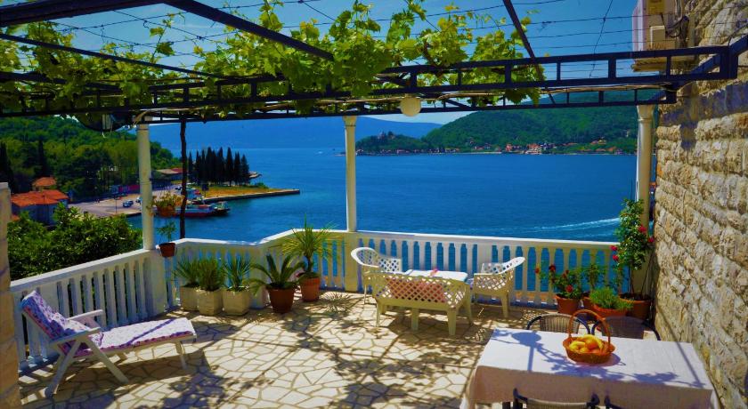 Apartments Okuka — Hotel in Tivat