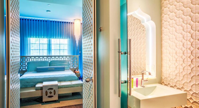 Immagine di 1 King Accessible Rollin Shower Gold 5