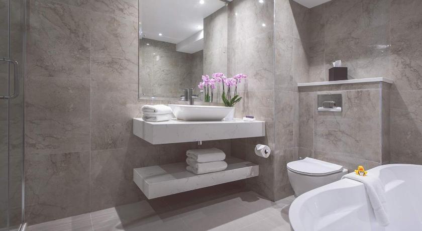 Image of Deluxe Lough View 6