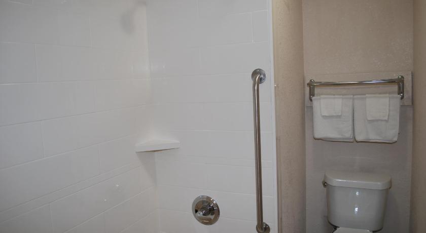 a bathroom with a toilet and a shower stall, Scottish Inns in Dallas (TX)