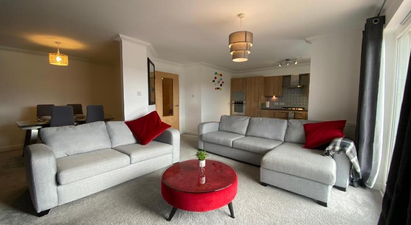 The Duplex Nairn- Spacious 3 Bedroom with sunny balcony — Hotel in Nairn