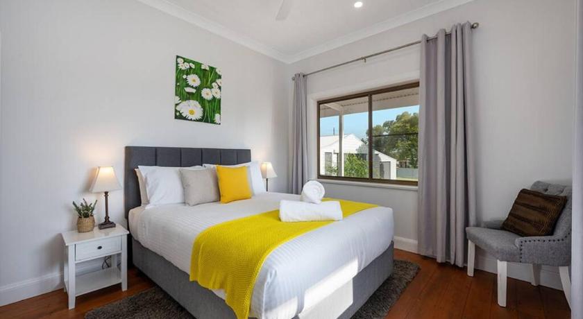 'Waratah Up Douro' Sunny Central Mudgee Escape photo