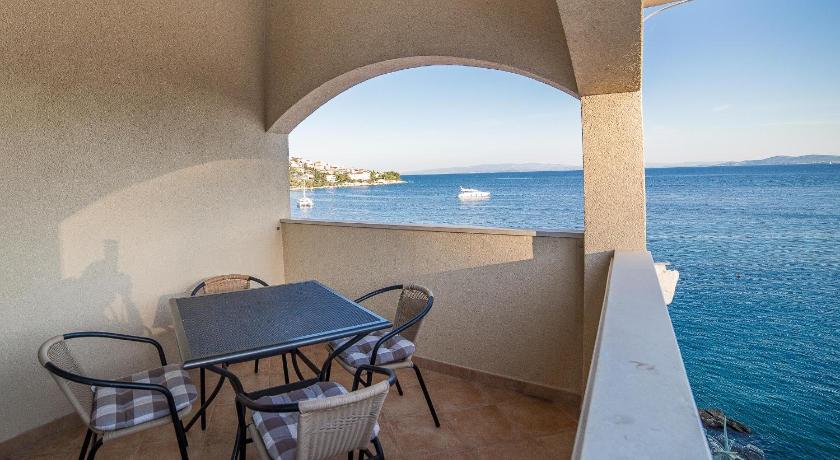 Apartments Villa Sea 1838 — Hotel in Okrug Gornji