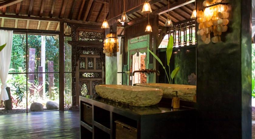 Villa Mahadevi Jungle Retreat Joglo 2 photo
