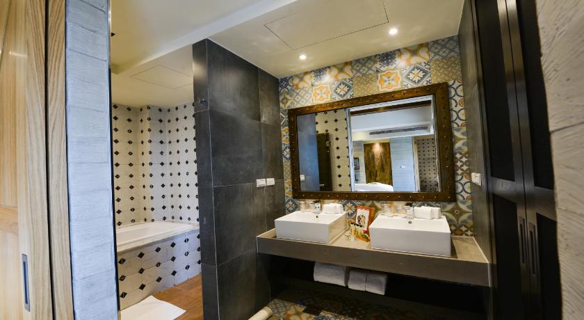 Image of Quadruple Room with Sea View and Balcony 2