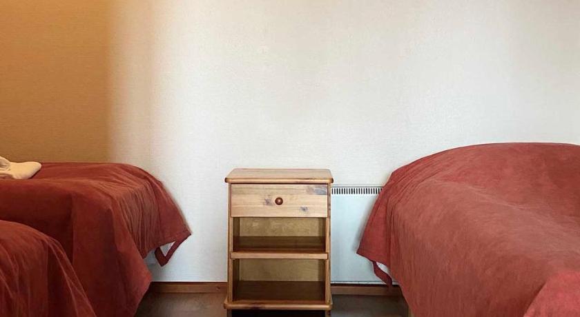 a bedroom with a bed and a dresser, Motel Patalahti in Jamsa