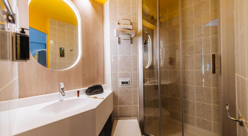 Image of Standard Room With Two Single Beds 2