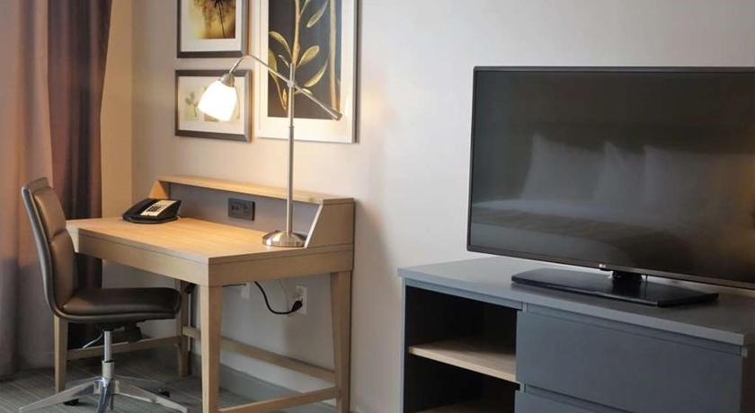 a room with a desk and a television, Country Inn & Suites by Radisson, Springfield, IL in Springfield (IL)
