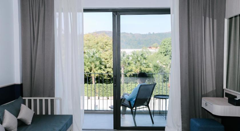 Image of Deluxe Pool View Room 11