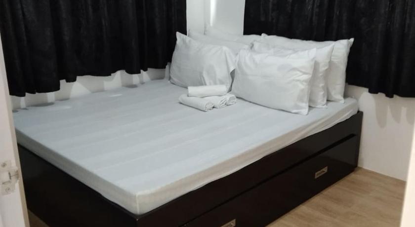 2BR townhouses good for 12pax each & NETFLIX & 100Mbps WIFI & pool resort 2min walk & 3km outside Pi photo