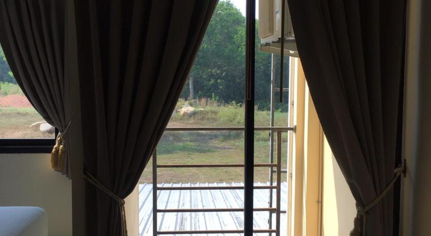 a room with a window and a window blind, Chanchiva Lodge in Trat