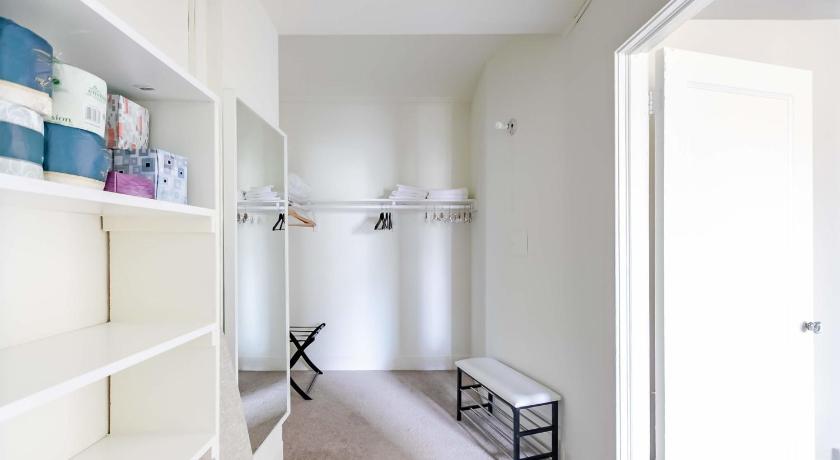 Historic HP 1BR with Fast Transit to UChicago & DT by Zencity photo