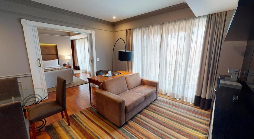 Image of Queen Suite with Spa Bath 6